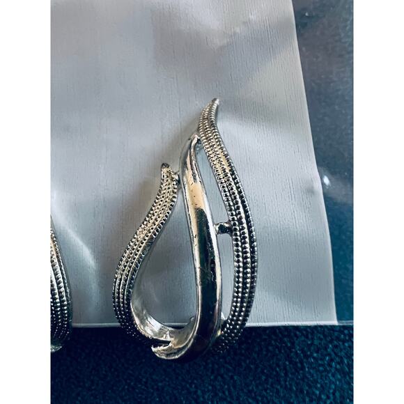 Vintage Sarah Coventry Clip-On Earrings Silver Tone Textured Teardrop Design - Picture 4 of 8